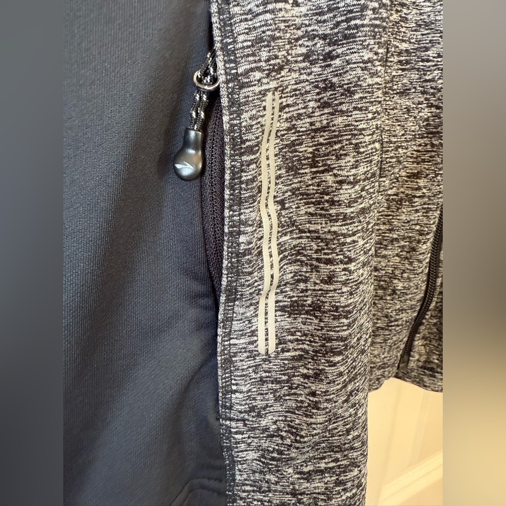 Brooks Running Athletic Long Sleeve Zip up lightweight jacket with hood Size XL - Picture 6 of 8